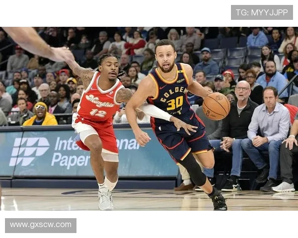 勇士险胜灰熊 四人表现出色五人低迷