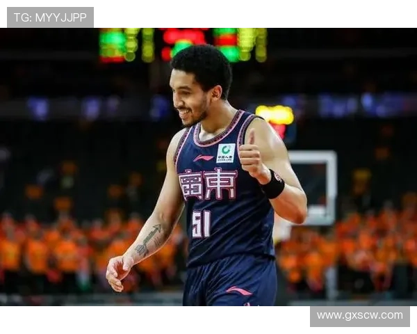 [CBA]沃特斯借掩护突进 飞身拉杆打成2+1.